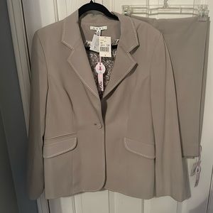Women’s 2pc Suit set, Tan Mist w/white stitched design Never worn. Sz 14